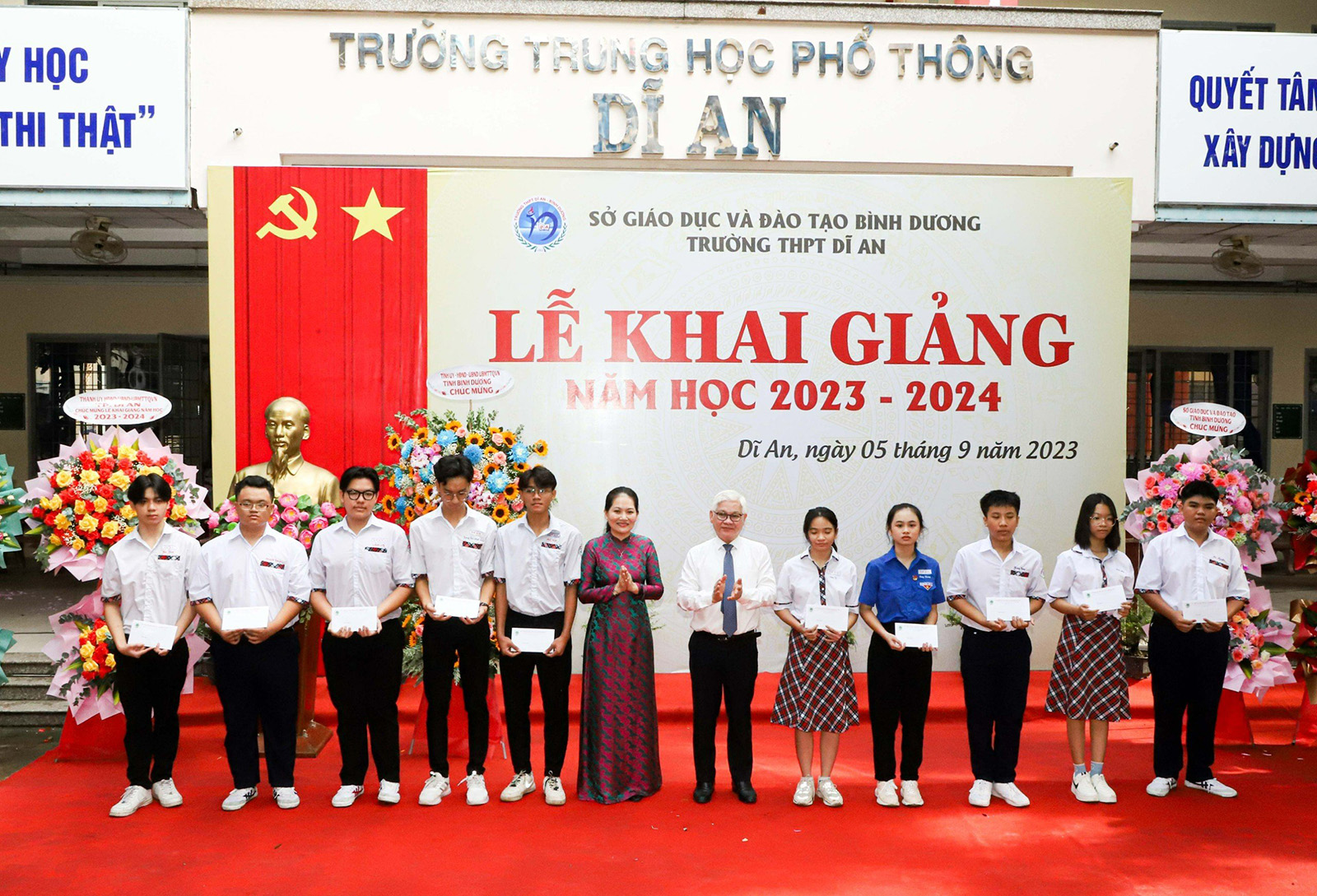 Bí thư Tỉnh ủy Bình Dương Nguyễn Văn Lợi chụp ảnh lưu niệm cùng giáo viên và học sinh Trường THPT Dĩ An - Bình Dương.